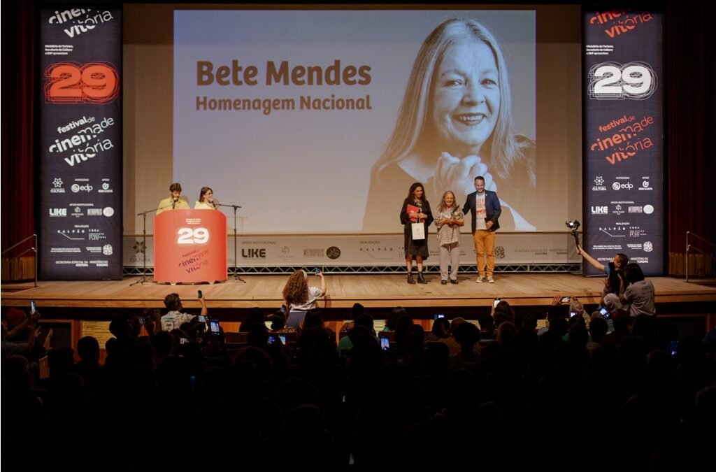 Emoção marca a Cerimônia em Homenagem a atriz Bete Mendes no 29º Festival de Cinema de Vitória