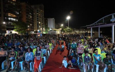 Guarapari abre a programação do 30º Festival de Cinema de Vitória Itinerante e público lota sessão de cinema na Praia do Morro