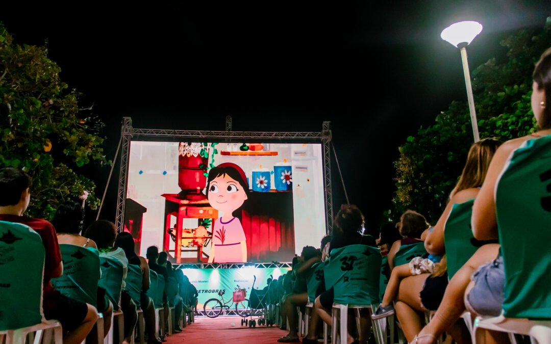 31º FCV Itinerante: sessão de Tarsilinha encanta público de Marataízes que lota cinema a céu aberto na Praça da Barra