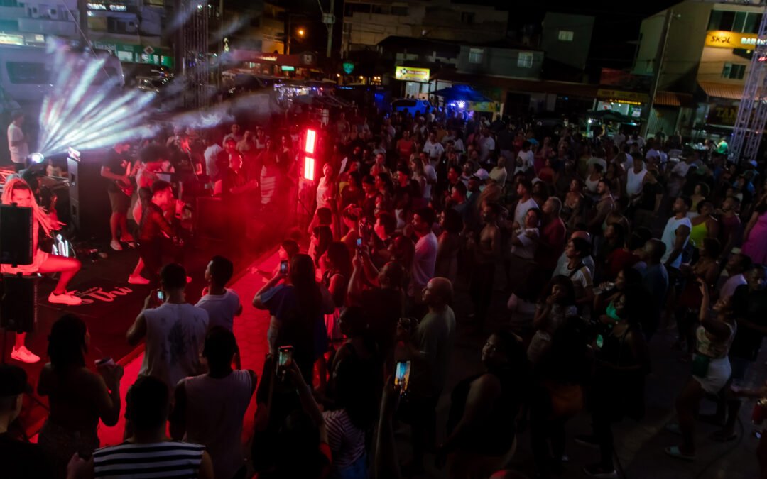 31º FCV Itinerante: cantor Thi coloca público para cantar e dançar ao som do pagpop na Arena Guriri