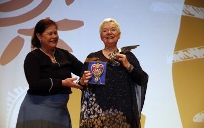 Bernadette Lyra recebeu Troféu Vitória na noite de encerramento do 26º FCV