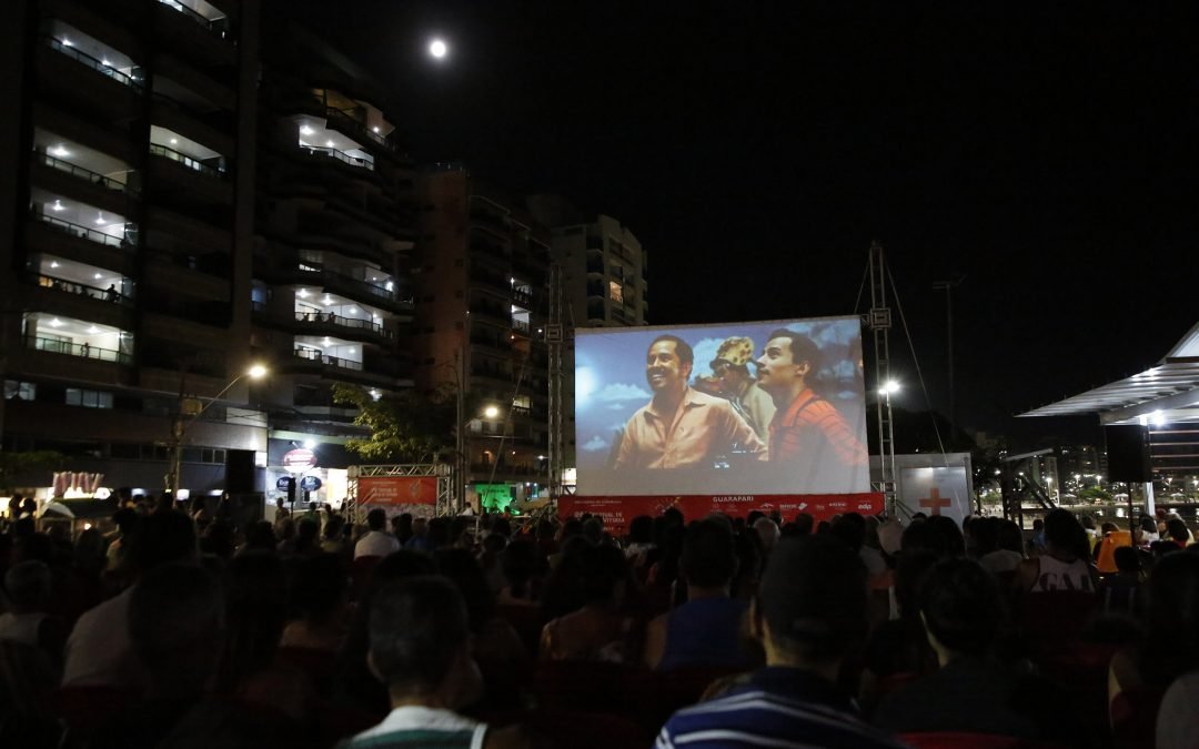 Público lota sessão de abertura do 26FCV Itinerante na Praia do Morro, em Guarapari