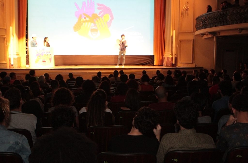 Público lota Teatro Carlos Gomes no terceiro dia do festival